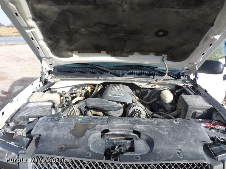 image for item L4665 2005 Chevrolet Silverado 1500 pickup truck