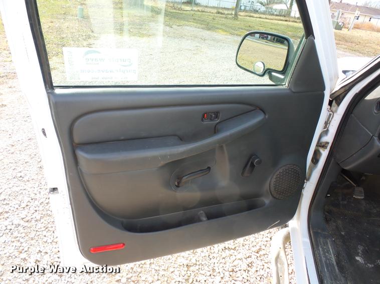 image for item L4665 2005 Chevrolet Silverado 1500 pickup truck