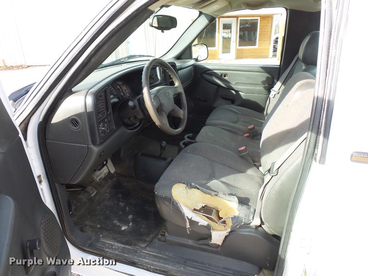 image for item L4665 2005 Chevrolet Silverado 1500 pickup truck