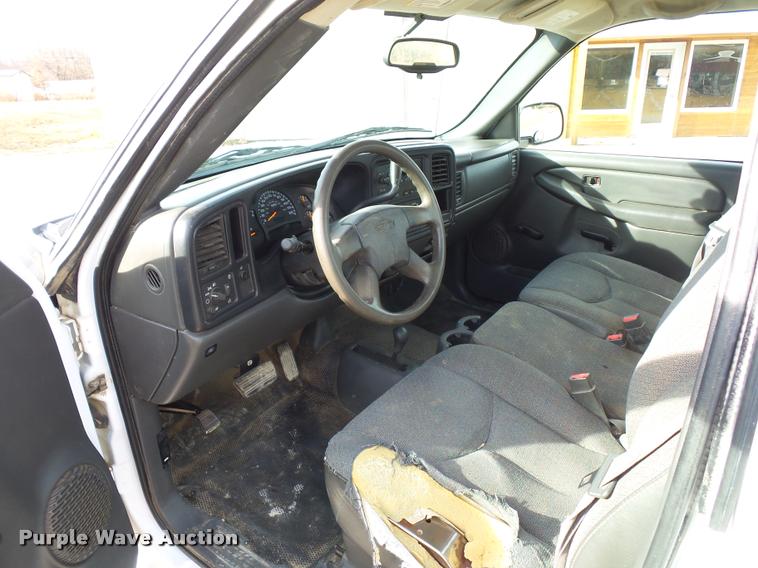 image for item L4665 2005 Chevrolet Silverado 1500 pickup truck