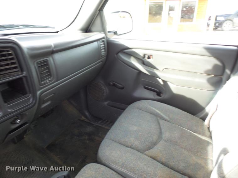 image for item L4665 2005 Chevrolet Silverado 1500 pickup truck