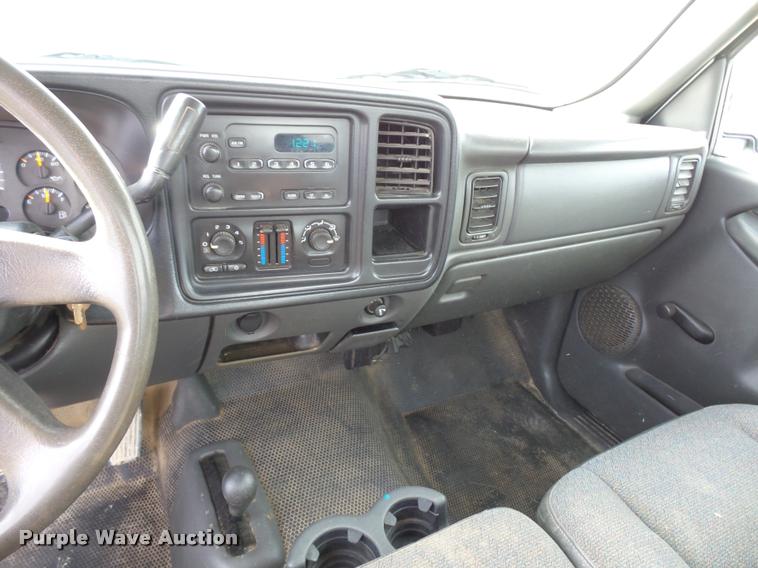 image for item L4665 2005 Chevrolet Silverado 1500 pickup truck