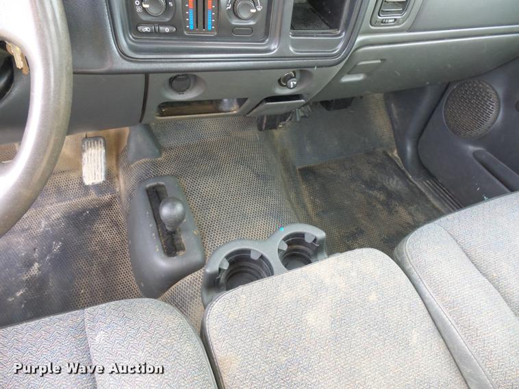 image for item L4665 2005 Chevrolet Silverado 1500 pickup truck