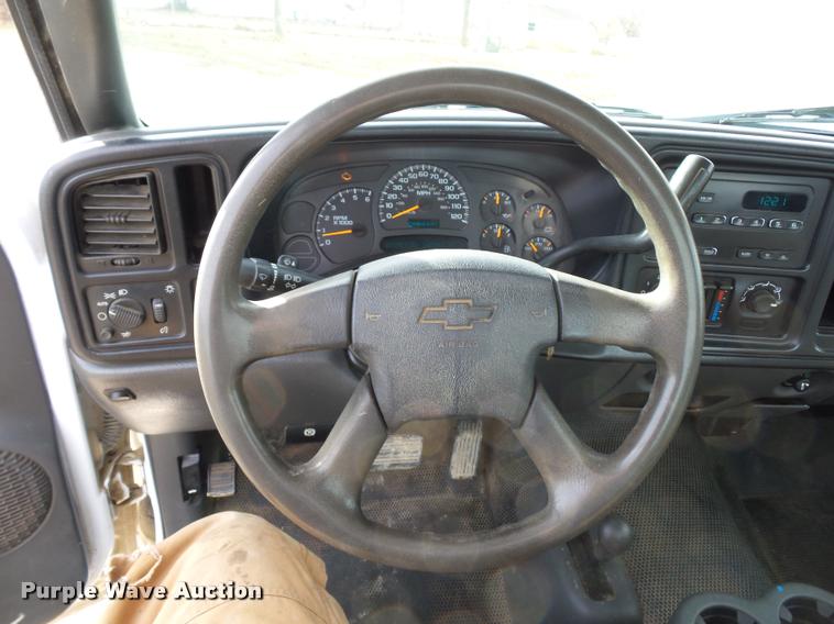 image for item L4665 2005 Chevrolet Silverado 1500 pickup truck