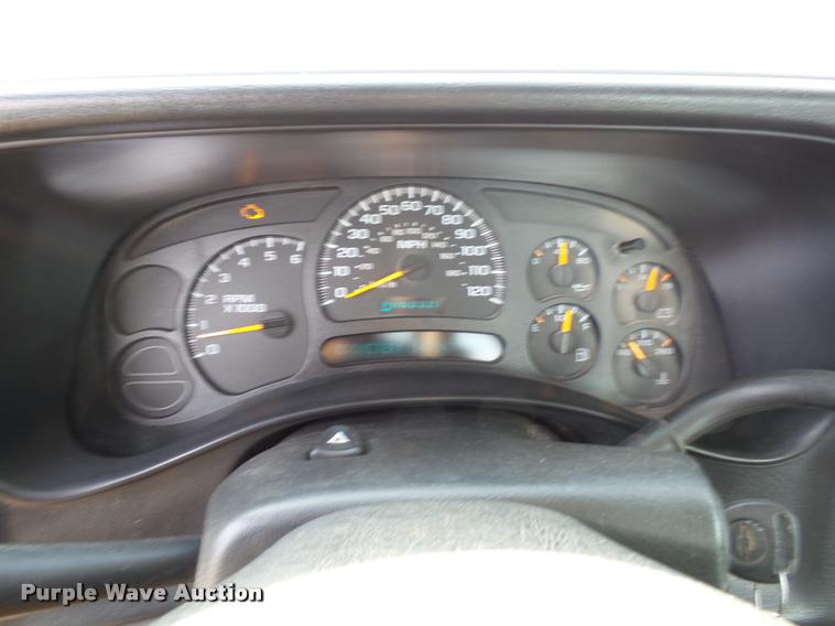 image for item L4665 2005 Chevrolet Silverado 1500 pickup truck