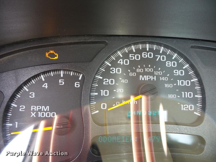 image for item L4665 2005 Chevrolet Silverado 1500 pickup truck