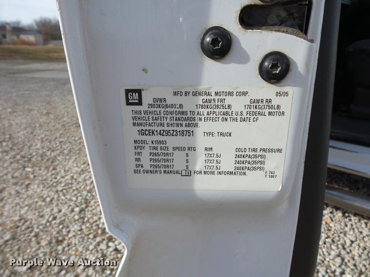 image for item L4665 2005 Chevrolet Silverado 1500 pickup truck