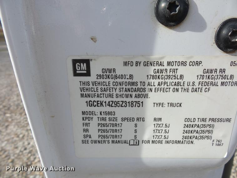 image for item L4665 2005 Chevrolet Silverado 1500 pickup truck