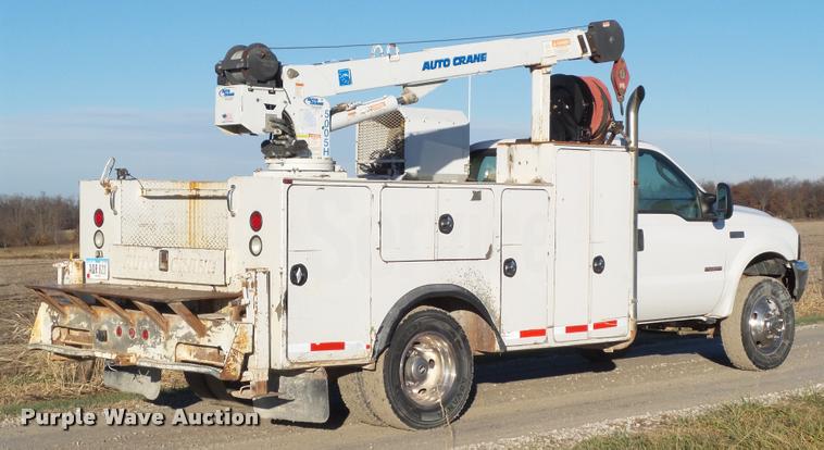 image for item L5533 2004 Ford F550 Super Duty service truck with crane