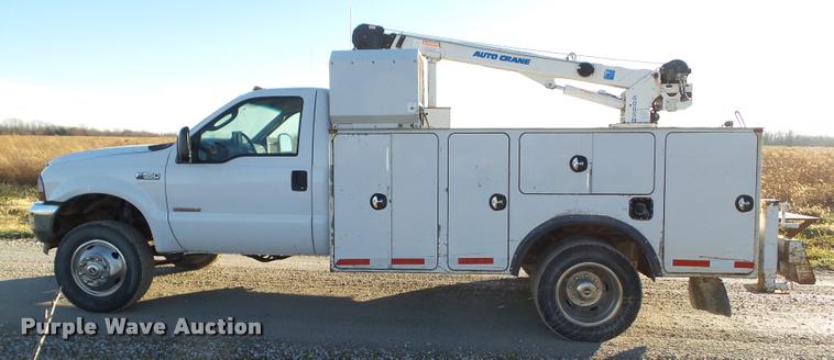 image for item L5533 2004 Ford F550 Super Duty service truck with crane