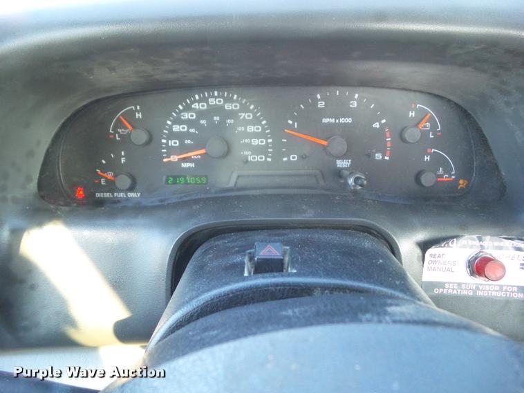 image for item L5533 2004 Ford F550 Super Duty service truck with crane