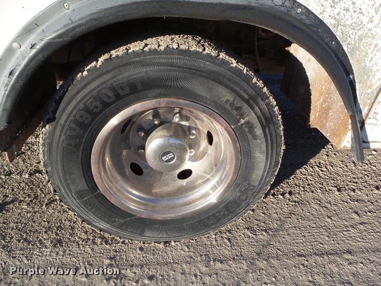 image for item L5533 2004 Ford F550 Super Duty service truck with crane