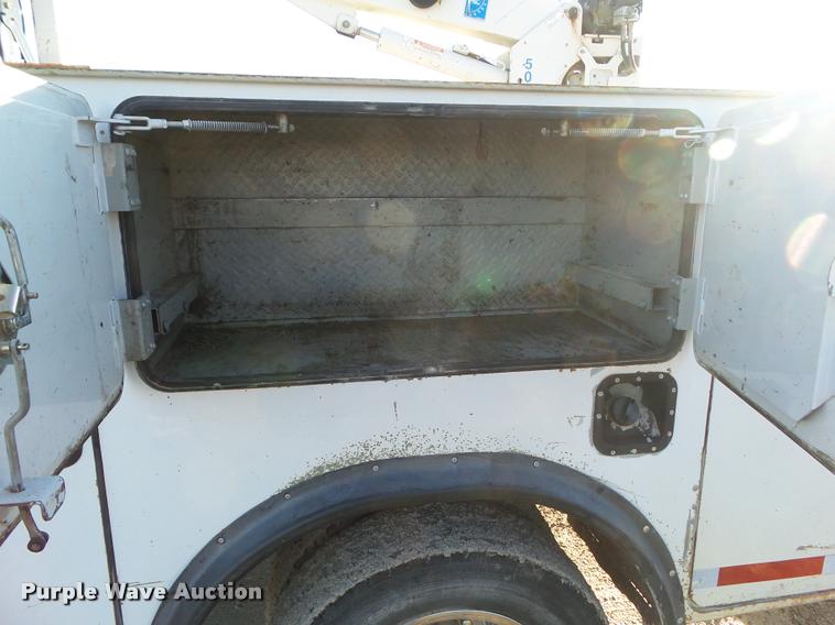 image for item L5533 2004 Ford F550 Super Duty service truck with crane