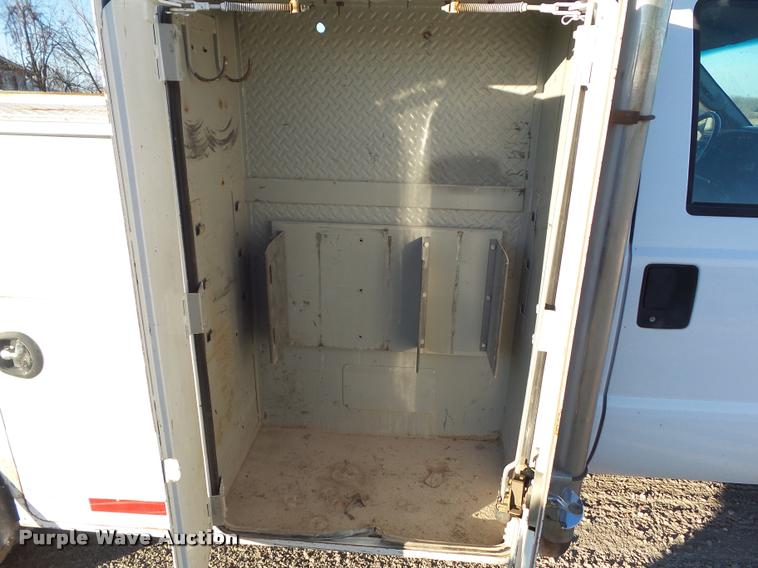 image for item L5533 2004 Ford F550 Super Duty service truck with crane