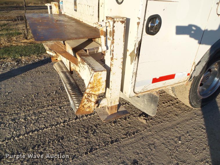 image for item L5533 2004 Ford F550 Super Duty service truck with crane