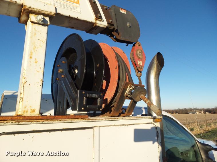 image for item L5533 2004 Ford F550 Super Duty service truck with crane