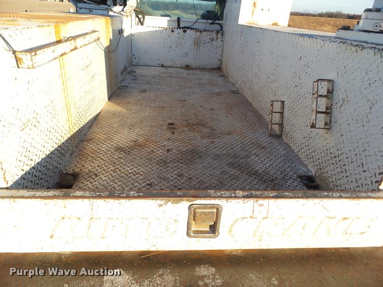 image for item L5533 2004 Ford F550 Super Duty service truck with crane