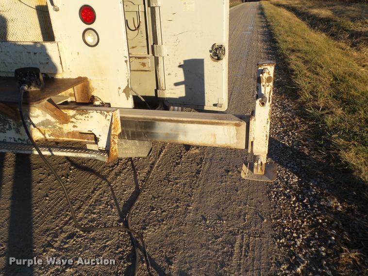 image for item L5533 2004 Ford F550 Super Duty service truck with crane