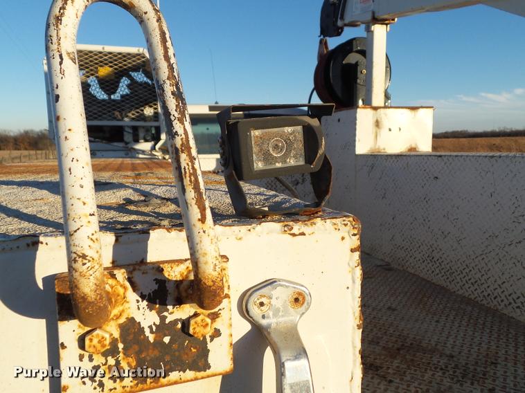 image for item L5533 2004 Ford F550 Super Duty service truck with crane