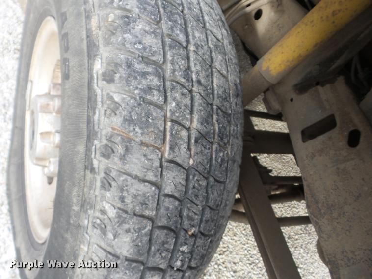 image for item AG9279 2000 Ford F250 Super Duty Crew Cab flatbed pickup truck