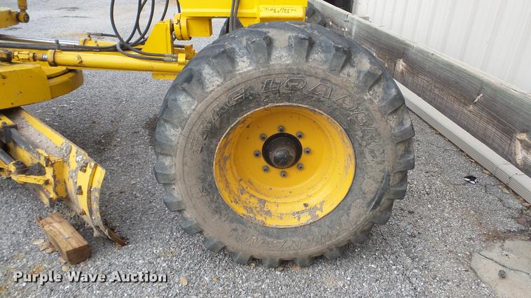 image for item DA2214 2001 Volvo G80 motor grader