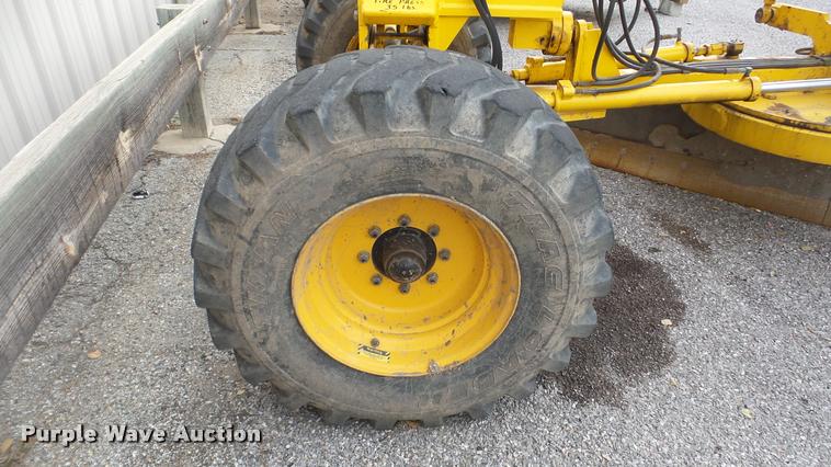 image for item DA2214 2001 Volvo G80 motor grader