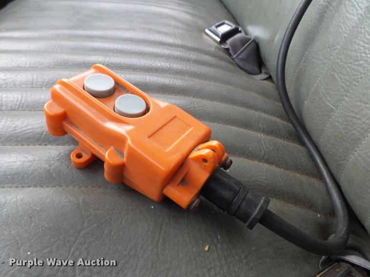 image for item DA2501 1996 Ford F350 chip truck