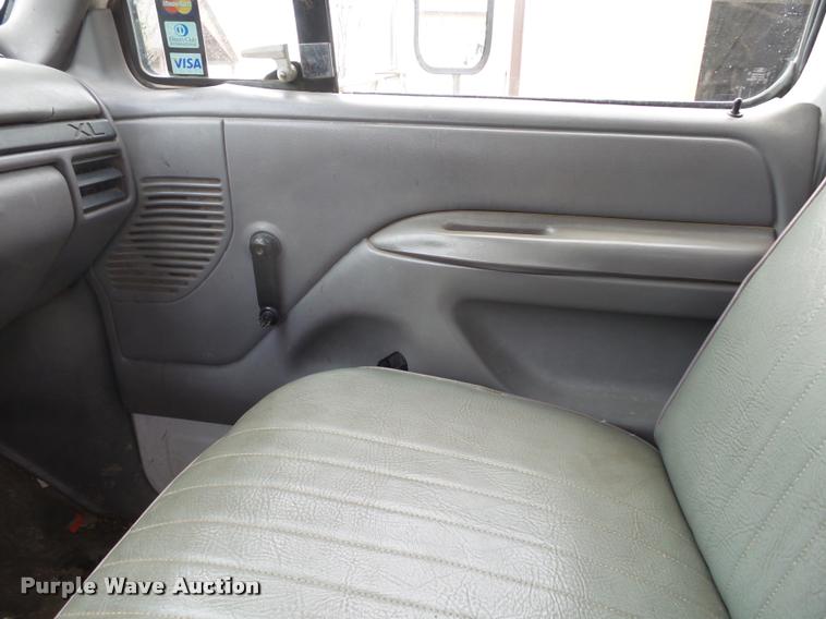 image for item DA2501 1996 Ford F350 chip truck