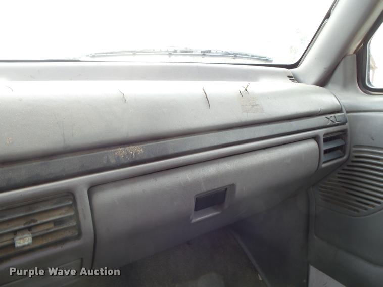 image for item DA2501 1996 Ford F350 chip truck