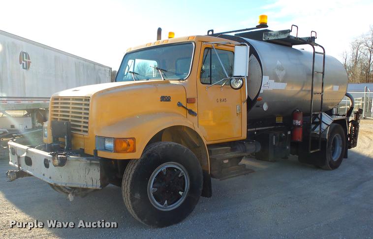 image for item DA2503 1996 International 4900 oil distributor truck