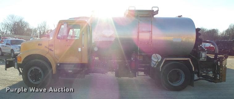 image for item DA2503 1996 International 4900 oil distributor truck