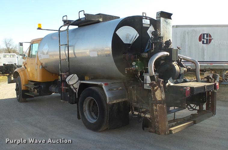 image for item DA2503 1996 International 4900 oil distributor truck