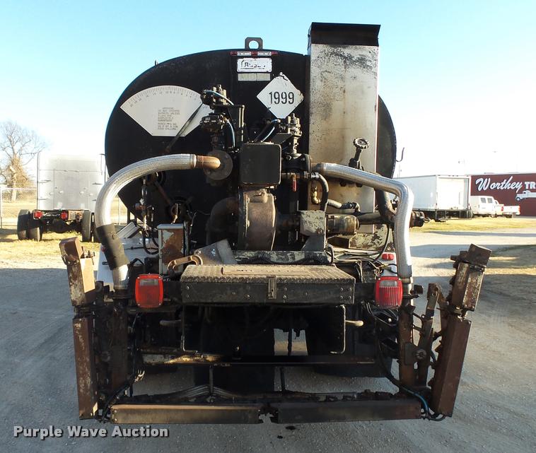 image for item DA2503 1996 International 4900 oil distributor truck