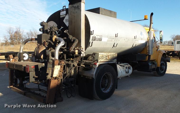 image for item DA2503 1996 International 4900 oil distributor truck