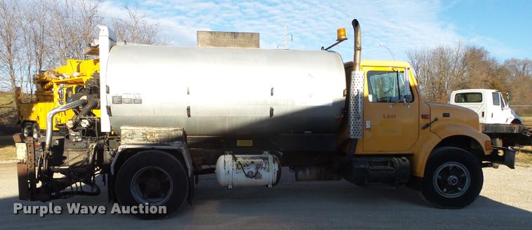 image for item DA2503 1996 International 4900 oil distributor truck