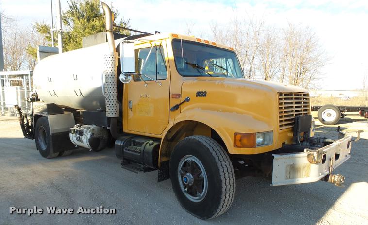 image for item DA2503 1996 International 4900 oil distributor truck