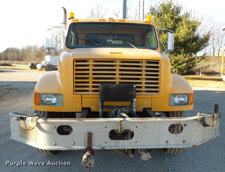 image for item DA2503 1996 International 4900 oil distributor truck