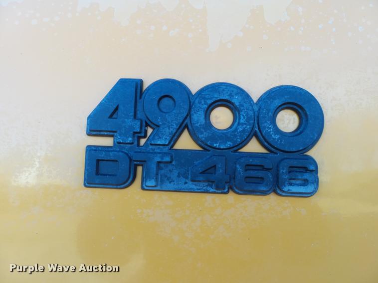 image for item DA2503 1996 International 4900 oil distributor truck