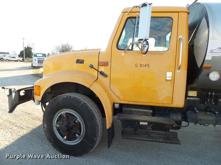 image for item DA2503 1996 International 4900 oil distributor truck