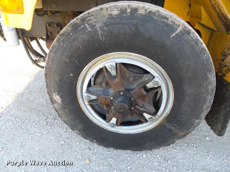 image for item DA2503 1996 International 4900 oil distributor truck