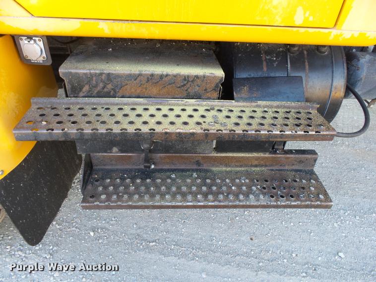 image for item DA2503 1996 International 4900 oil distributor truck