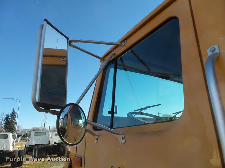 image for item DA2503 1996 International 4900 oil distributor truck