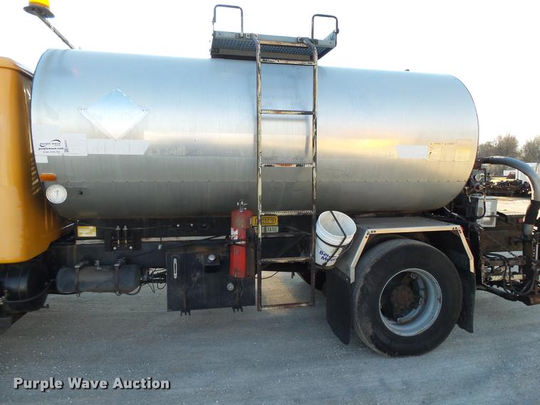 image for item DA2503 1996 International 4900 oil distributor truck