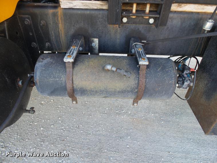 image for item DA2503 1996 International 4900 oil distributor truck