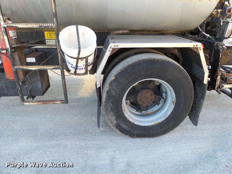 image for item DA2503 1996 International 4900 oil distributor truck