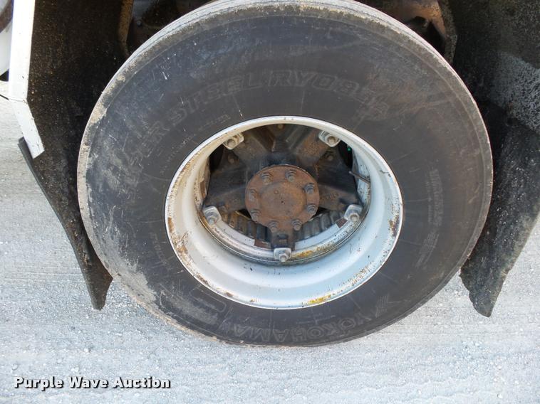 image for item DA2503 1996 International 4900 oil distributor truck