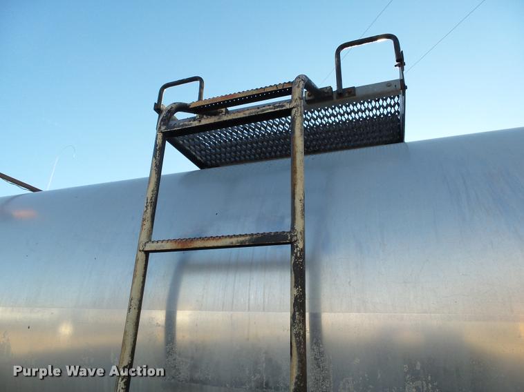 image for item DA2503 1996 International 4900 oil distributor truck