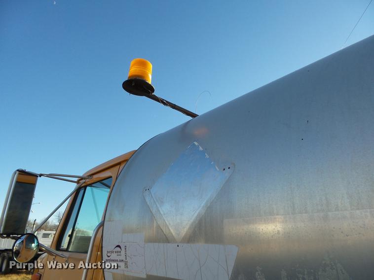 image for item DA2503 1996 International 4900 oil distributor truck