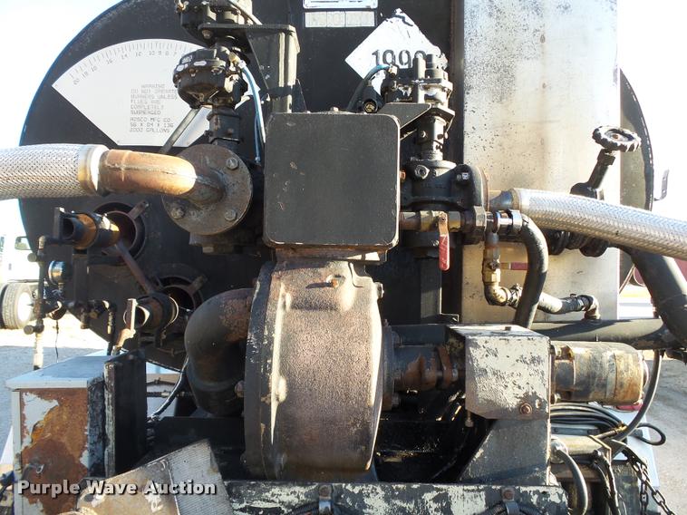 image for item DA2503 1996 International 4900 oil distributor truck