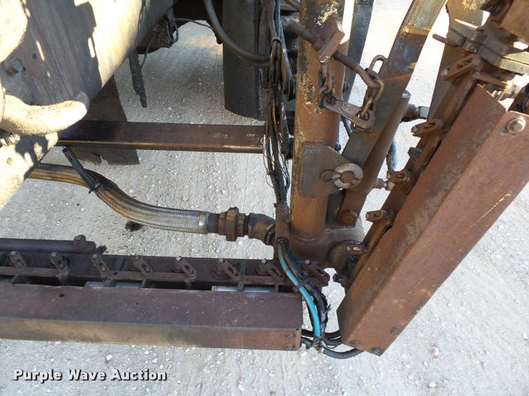 image for item DA2503 1996 International 4900 oil distributor truck